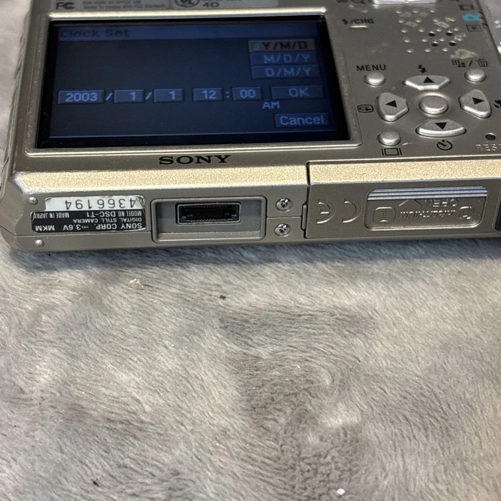 Sony Cyber-Shot DSC-T1 .Battery, Charger. Silver